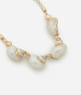 Collar maxi con cordón torcido y colgantes grandes de caracola con detalles dorados.