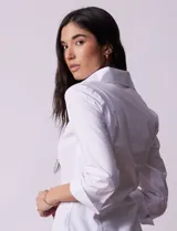 Camisa color salmón de algodón con cuello con solapa, abertura central con botones, delantera tableada y laterales elastizados. Marca Zac & Rachel.