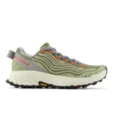 Championes de trail running New Balance Hierro v7, color verde oliva con detalles en naranja y gris. Presentan un diseño técnico con empeine de malla transpirable, entresuela Fresh Foam X para mayor amortiguación y suela Vibram Megagrip para tracción superior en terrenos irregulares.