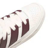 Championes urbanos Adidas modelo Break Start 2000, de diseño retro con base blanca y detalles en color bordó en los laterales. Presentan cordones anchos, puntera perforada para mayor ventilación y suela de goma resistente.