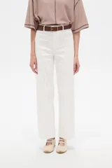 Pantalón de algodón color blanco, de tiro alto y corte flare, con bolsillos y detalles de vivos.