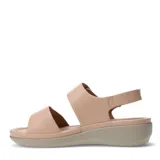 Sandalias de plataforma baja con dos tiras anchas ajustables mediante velcro. Las tiras presentan un diseño texturizado con microperforaciones. Cuenta con una tira trasera con cierre de velcro para mayor sujeción y una plantilla acolchada.