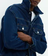 Campera de jean Marfinno en color azul índigo, con cuello inglés, cierre frontal con botones metálicos, dos bolsillos frontales con solapa y costuras reforzadas.