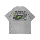 Remera gris de corte oversize con estampa en la espalda de un disco de vinilo sostenido por dos manos.