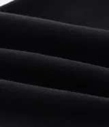 Pantalón jogger de algodón con felpa, color beige, con cintura elástica, cordón ajustable, bolsillos laterales y puños elásticos en los tobillos.