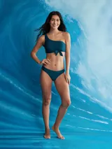 Top de bikini color naranja, estilo bandeau asimétrico con un solo tirante en el hombro y un lazo decorativo en el centro del busto.