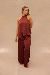 Top color bordó con cuello halter y diseño sin mangas.