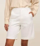 Bermuda de sarga color blanco, de tiro alto con trabillas en la cintura y bolsillos laterales. Confeccionada en tejido plano de algodón con un toque de elastano para mayor comodidad. Marca Marfinno.