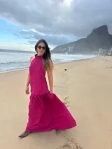 Vestido largo marrón de crepe texturizado, con cuello halter fruncido, diseño holgado y falda larga con vuelo.