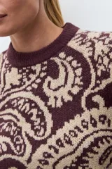 Sweater de punto con diseño jacquard de estilo paisley en tonos ciruela y beige, con cuello redondo y mangas largas.