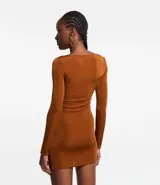 Vestido corto color marrón, de poliéster con elastano, con escote asimétrico, mangas largas y detalle fruncido lateral.