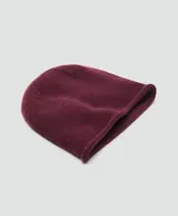 Gorro de punto de cashmira color bordó, de diseño clásico con vuelta.