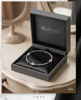 Pulsera de plata 925 compuesta por pequeñas esferas metálicas, con un dije central de circonia brillante y detalles de cuentas estriadas a los lados.