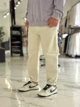 Pantalón jean slouchy negro con efecto deslavado, corte holgado y diseño de tiro medio.
