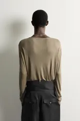 Camiseta relaxed fit de manga larga y cuello redondo amplio, confeccionada en tejido ligero color marrón con mezcla de lyocell y lana.