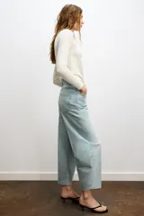 Jeans de tiro medio con corte tapered y largo completo. Presentan diseño de cinco bolsillos, trabillas en la cintura y cierre frontal con cremallera y botón, con un acabado de efecto lavado.