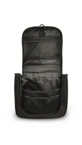 Neceser negro con cierre superior, asa de mano y gancho interior para colgar. Presenta un bolsillo frontal con cierre y múltiples compartimentos internos.