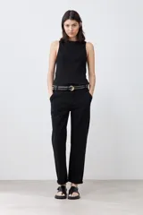 Pantalón chino negro de corte recto, con bolsillos laterales y traseros.