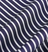 Camisa celeste claro a rayas verticales con cuello y puños blancos, corte oversized y bolsillo en el pecho con logo bordado.