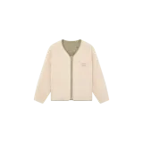 Campera reversible Eme Studios modelo Seoul Forest Polartech, color beige de un lado en tejido polar y verde militar matelaseado del otro, con cierre frontal y bolsillos.