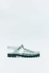 Sandalias estilo romano de PVC transparente en color verde, con suela track dentada y hebilla metálica lateral.