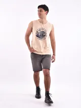 Musculosa gris con estampado de auto clásico, texto y detalles gráficos en blanco.