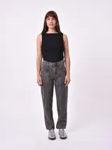 Pantalón de jean de tiro alto, color marrón claro con efecto desgastado y costuras marcadas en contraste. Corte recto y holgado.