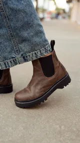 Botas de cuero negro con elástico a los lados, suela de cuero y forro de cuero vacuno.