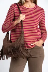 Remera de manga larga con cuello redondo, confeccionada en algodón con elastano, presentando un diseño de rayas horizontales en tonos marrón y fucsia.