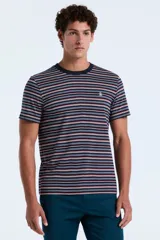 Remera de manga corta con diseño de rayas horizontales multicolor en tonos azul oscuro, blanco, rojo y gris. Cuenta con cuello redondo y el logo bordado del pingüino en el pecho.