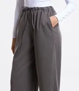 Pantalón recto gris de viscosa, con cintura elástica, cordón de ajuste y bolsillos laterales.
