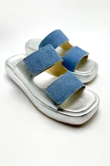 Sandalias plateadas con plataforma alta y dos tiras de denim celeste.