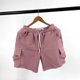 Bermuda rosa de algodón con textura waffle, corte recto, cintura elástica con cordón ajustable y bolsillos cargo laterales.