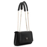 Cartera Guess modelo Noelle II de color negro, confeccionada en poliuretano con textura saffiano. Cuenta con solapa frontal con cierre magnético y detalle del logo triangular metálico en tono dorado. Posee una correa de hombro combinada de material sintético y cadena metálica dorada.