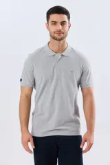 Remera polo lisa de piqué en color bordó, con cuello camisero, cierre frontal con botones y mangas cortas.