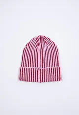 Gorro de tejido de punto con diseño a rayas verticales en color rojo y rosado, con doblez y parche de cuero sintético con logo de la marca en el frente.