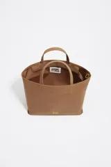 Bolso de mano Bimba y Lola de tamaño mediano, con estructura blanda, doble asa de mano y asa regulable de tejido. Cuenta con cierre de cremallera, detalles metálicos y logo de la marca en el frente.