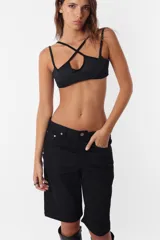 Bermuda gris claro de corte recto.