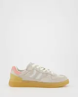 Championes Coolway modelo Goal Ice Silver, con diseño retro-sport en tonos beige, detalles plateados y un panel rosado en el talón. Cuentan con suela de goma flexible en tono caramelo y cordones blancos.