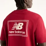 Remera New Balance de corte regular fit y color rojo, con cuello redondo y una pequeña etiqueta tejida de la marca en el pecho.