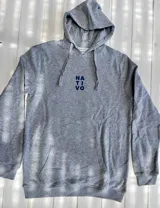 Hoodie de algodón con capucha y estampado de hojas en la espalda. Diseño de calce estándar.