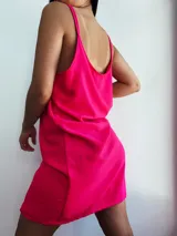 Vestido corto negro de breteles finos.