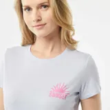 Camisón corto celeste con estampado de sol rosado en el pecho.