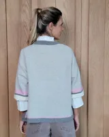 Sweater celeste de lana lambswool con cuello redondo y mangas 3/4.