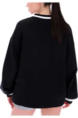 Buzo Fila de estilo coreano, color blanco con cuello en V y puños acanalados en contraste negro, manga larga y gran logotipo frontal de la marca.
