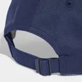 Gorra Adidas modelo Adicolor Classic Trefoil Baseball, color azul marino con el logo del trébol bordado en blanco en el frente y visera curvada.