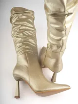 Bucanera dorada de caña alta con efecto arrugado y taco geométrico.