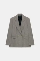 Blazer de corte entallado con estampado de pata de gallo, cuello solapa de muesca, manga larga con hombreras y cierre frontal cruzado con botones dorados. Cuenta con bolsillos con solapa en el delantero y forro interior a contraste.