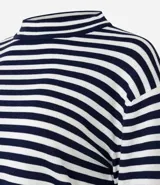 Sweater de punto de manga larga, con rayas horizontales en azul marino y blanco. Presenta cuello redondo ligeramente elevado y puños y ruedo en color blanco liso.