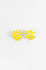 Aros tipo caravanas de zinc esmaltado en color amarillo, con diseño en forma de sol con centro en espiral.